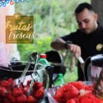 Bartender Gabriel Bomfim macerando frutas em festa