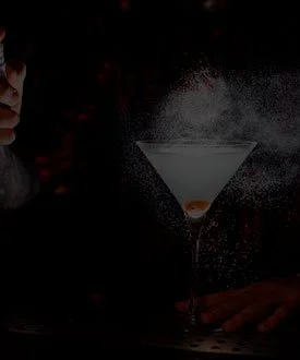 Bartender finalizando Dry Martini