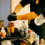 Mãos do Barman da Drink Bartenders preparando dois Moscow Mules em uma festa que foi contratado apenas a mão de obra.