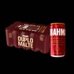 Caixa de cerveja Brahma Duplo Malte 269 ml pack com 15 unidades. Ao lado direito a frente da caixa tem uma lata de cerveja.