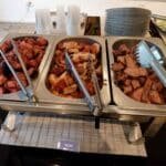 Rechaud sobre a mesa com carnes