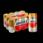 Caixa com 12 latas de 269 ml da cerveja Amstel. Ao lado direito da imagem é uma lata de Amstel solta, em frente a caixa de cerveja.