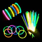 Mão segurando leque de pulseiras neon com cores variadas