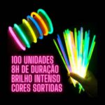 Mão segurando leque de pulseiras neon com cores variadas