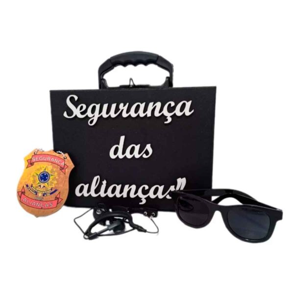 Maleta com letras em alto relevo com escrita "segurança das alianças". Distintivo, fone de ouvido e óculos escuro para hora das alianças.