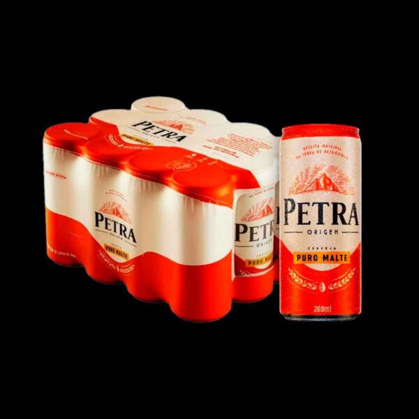 Caixa de cerveja petra ao fundo com lata de cerveja petra 269ml na frente