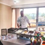 Buffet de crepe para festas com chef profissional preparando crepes ao vivo, mesa montada com recheios, molhos e acompanhamentos em evento social.