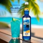 Ambiente praiano ao fundo com um copo de soda italiana a esquerda e a diretira a garrafa Kaly de xarope de laranja blue 700 ml