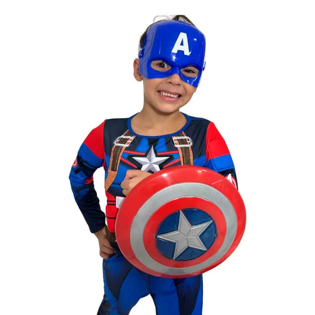 Criança com a fantasia infantil capitão américa com máscara e escudo