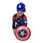 Criança imitando a posição do capitão américa. Compre agora a Fantasia infantil capitão américa e presenteie seu pequeno herói