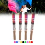 Na parte de cima da foto tem um casal soltando fumaça colorida rosa e azul. Abaixo e no centro da imagem tem 4 bastões de fumaça colorida e abaixo círculos com as cores disponíveis para compra.
