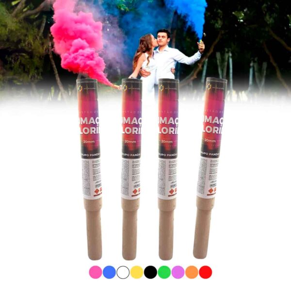 Na parte de cima da foto tem um casal soltando fumaça colorida rosa e azul. Abaixo e no centro da imagem tem 4 bastões de fumaça colorida e abaixo círculos com as cores disponíveis para compra.