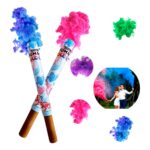 Essa imagem tem dois bastões de fumaça colorida cruzados, um é rosa e outro é azul, ao lado direito tem um casal soltando a fumaça, e fumaças espalhadas com as cores disponíveis.