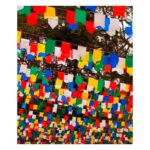 Bandeira de festa junina pendurada ao ar livre com cores tradicionais e vibrantes