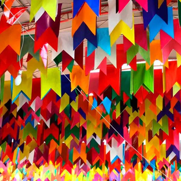 Bandeira festa junina colorida pendurada no teto para decoração de arraiá