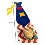 Gravata temática de festa junina com mini chapéu de palha e bandeirinhas coloridas medindo 42cm
