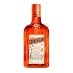 Garrafa de licor Cointreau 700ml com rótulo laranja e branco, vista frontal.