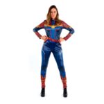 Mulher vestindo fantasia da Capitã Marvel em tamanho adulto, com macacão azul e vermelho, em pose de poder, sobre fundo branco.