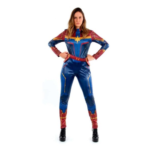 Mulher vestindo fantasia da Capitã Marvel em tamanho adulto, com macacão azul e vermelho, em pose de poder, sobre fundo branco.