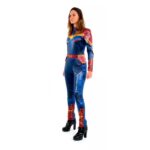 Mulher usando fantasia da Capitã Marvel adulta em pose frontal, com uniforme completo em azul, vermelho e dourado.