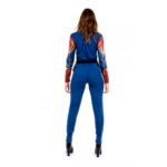 Mulher de costas vestindo fantasia da Capitã Marvel adulta, mostrando o caimento da peça na parte traseira.