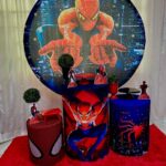 Decoração de festa infantil tema Homem-Aranha com painel do herói e cenário de Nova York, displays temáticos, kit pegue e monte São Paulo Zona Norte.