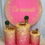 Decoração de festa tema "De Repente" com painel rosa e dourado, displays personalizáveis, kit pegue e monte São Paulo Zona Norte.