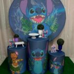 Decoração de festa infantil tema Lilo & Stitch com painel, displays dos personagens, kit pegue e monte São Paulo Zona Norte.