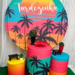Decoração de festa tema Tardezinha com painel de pôr do sol e coqueiros, kit pegue e monte São Paulo Zona Norte.