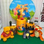 Decoração de festa infantil tema Ursinho Pooh com painel, displays e personagens de pelúcia, kit pegue e monte São Paulo Zona Norte.