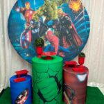 Decoração de festa infantil tema Vingadores com painel dos heróis, displays temáticos, kit pegue e monte São Paulo Zona Norte.