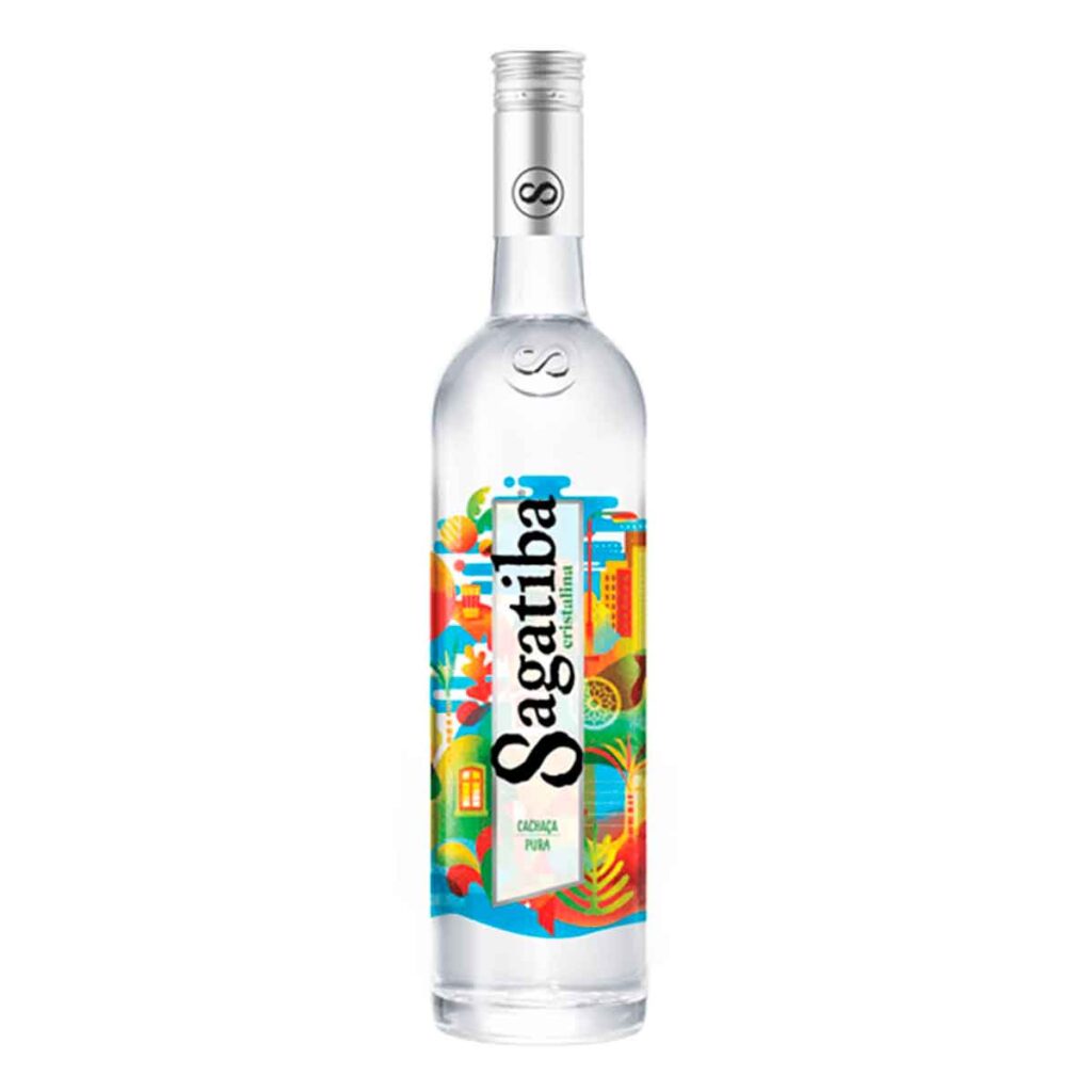 Imagem com fundo branco com uma garrafa de cachaça nacional da marca Sagatiba premium. A garrafa tem 700 ml