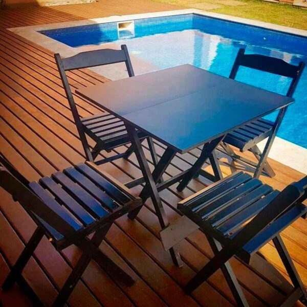 Aluguel de mesa e cadeira de madeira para área externa, próximo à piscina.
