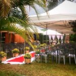 Cadeiras de plástico cinza dispostas em fileiras para cerimônia de casamento ao ar livre em São Paulo.
