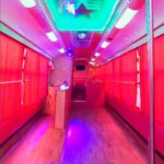 Interior pink do nosso Bus Party, pronto para transformar seu aniversário em São Paulo.