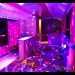 Interior do Bus Party decorado para aniversário em São Paulo, com luzes e balões