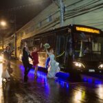 Bus Party para casamento em São Paulo: noivos e convidados celebrando no ônibus balada.
