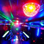 Interior iluminado do Bus Party para casamento em São Paulo, com luzes de balada.