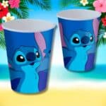 Dois copos azuis descartáveis com a ilustração do personagem Stitch em um cenário tropical com flores e folhas de palmeira.