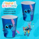 Dois copos azuis descartáveis com a ilustração do Stitch, em um fundo com a frase "Happy Birthday" e um Stitch segurando um ukulele e um bichinho de pelúcia