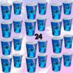 Vinte e quatro copos azuis descartáveis com a ilustração do personagem Stitch dispostos em uma grade com o número "24" ao centro.