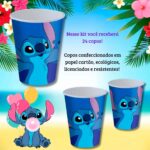 Três copos azuis descartáveis com ilustrações do Stitch em um cenário tropical com flores e a mensagem "Nesse kit você receberá 24 copos! Copos confeccionados em papel cartão, ecológicos, licenciados e resistentes!".