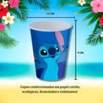 Copo azul descartável com a ilustração do Stitch e dimensões indicadas: 7,5 cm de diâmetro e 9 cm de altura, sobre um fundo tropical com a mensagem "Copos confeccionados em papel cartão, ecológicos, licenciados e resistentes!".