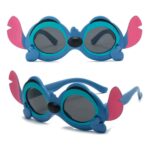 Dois pares de óculos infantis do Stitch, mostrando diferentes ângulos da armação azul com detalhes pretos e lentes escuras, além das orelhas rosas características.