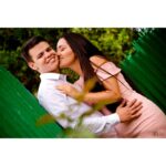 Filmagem de casamento em Curitiba: Casal apaixonado se beijando em sessão pré-casamento.