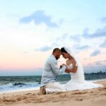 Filmagem de casamento em Curitiba: Casal de noivos na praia, pôr do sol, amor.