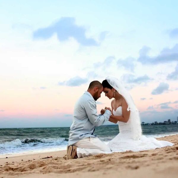 Filmagem de casamento em Curitiba: Casal de noivos na praia, pôr do sol, amor.
