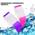 Pulseira de identificação à prova d'água, com gotas de água e splash, demonstrando resistência.