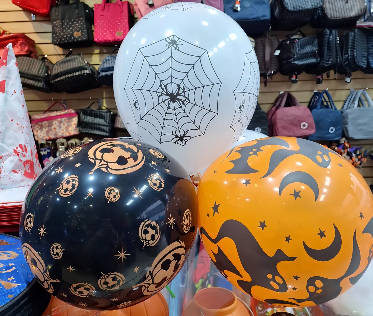D_NQ_NP_2X_691585-MLA91567137708_092025-F.webp Kit Balões Halloween 12" — Metalizados Sortidos com Estampas (20 Unidades) - Imagem 6