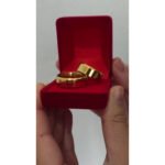 Par Aliança Casamento Chanfrada 7mm Aço Banhada + Solitário